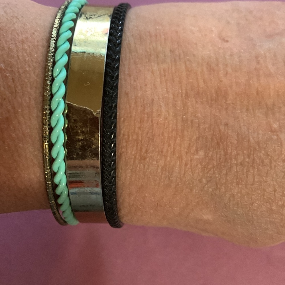 Four bracelets - Picture 3 of 6